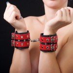 Кожаные наручники Sitabella с коротким ремешком с двумя карабинами на концах - черно-красные