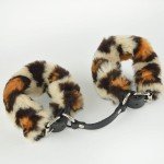 Ремневые наручники из натуральной кожи со съёмной леопардовой опушкой - чёрные