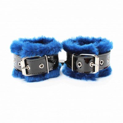Наручники из натуральной лакированной кожи с синим мехом BDSM Light - чёрные