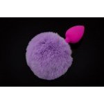 Малая розовая силиконовая анальная пробка Пикантные Штучки с пушистым фиолетовым хвостом - 6 см