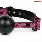 Кляп-шарик NoTabu с отверстиями на регулируемом розовом ремешке - чёрный